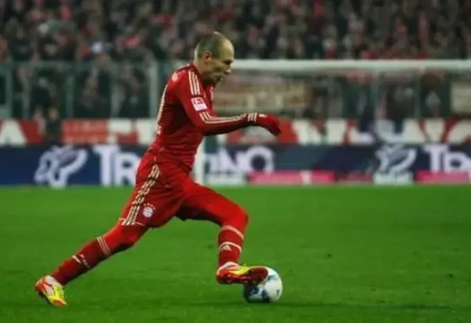 惯用左脚踢球的人比较强?